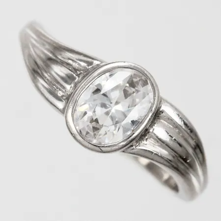 Ring med vit sten stl: ca 18 bredd: ca 1-8mm silver 925/1000 Vikt: 3,3 g