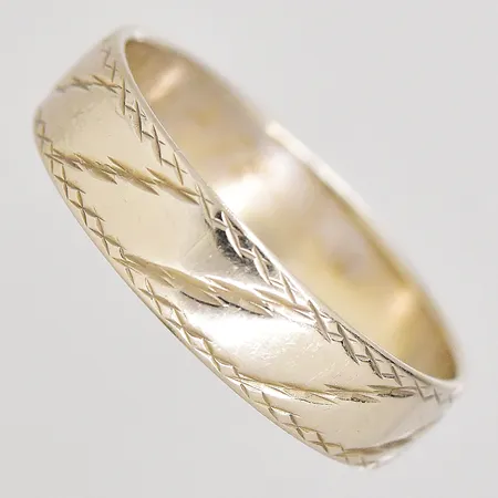Ring stl:18¾, bredd 5mm, gravyr, vitguld, 18K. Vikt: 3,7 g