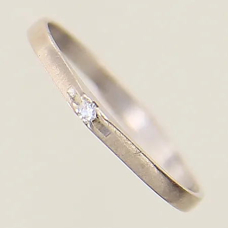 Ring med diamant ca 0,005ct stl:16 bredd 1,6mm, vitguld 18K Vikt: 1 g