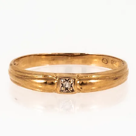 Ring med 1 x ca 0,005ct 8/8-slipad diamant stl:16½ bredd 2-3, 18K 1,1g.