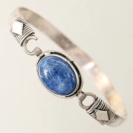 Armband med blå sten troligen sodalit Ø59mm bredd 6-15mm, skev, defekt vid lås, silver 925/1000 Vikt: 15,4 g