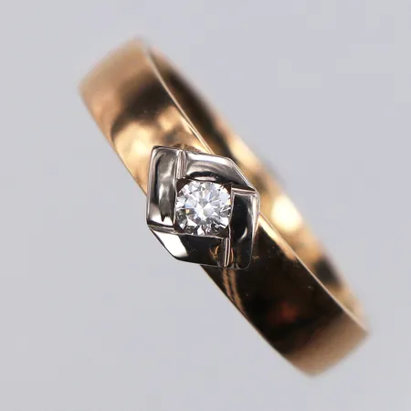 Ring med diamant 0,09ct enligt gravyr, Stl:17, bredd: 4mm, gravyr, vitguldsdetalj, tillhörande etui, 18K Vikt: 4,3 g