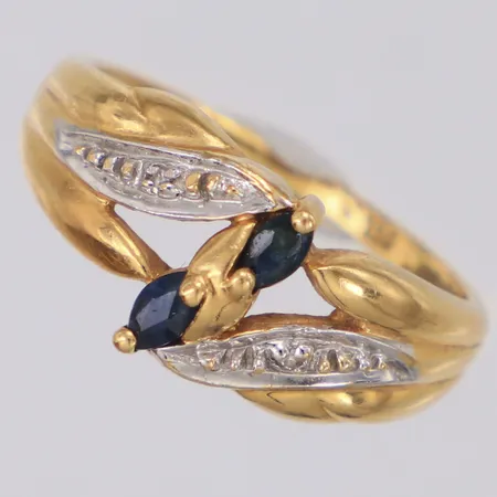 Ring med safirer och diamanter 2 x ca 0,005ct, stl:17, bredd 8,8mm, skadad skena, 18K  Vikt: 3,2 g