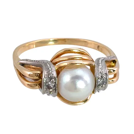 Ring, 18K guld, odlad Pärla Ø 6 mm, blåvitrosa ton, god lyster, Diamanter 2 x 0,005ct, svensk kontrollstämpel, stl:18½ mm, bredd 1,5 - 10 mm, fint skick Vikt: 4 g