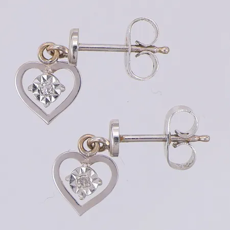 Ett par örhängen hjärtan diamanter 2 x ca0,01ct, 12mm, vitguld, 18K Vikt: 1,3 g
