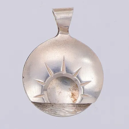 Hänge Midnattssol Arktissmedjan år 1986, 25mm bredd19mm, 925/1000 silver Vikt: 2,3 g