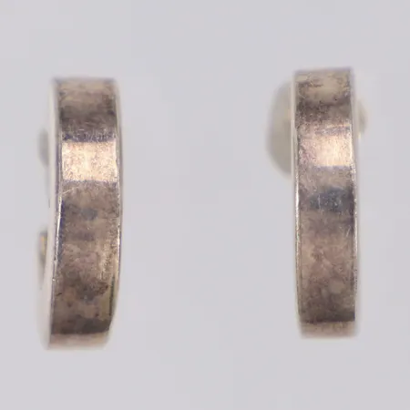 Örhängen längd 15mm, bredd 3,7mm, skeva snurrebussar, silver 925/1000 Vikt: 3 g