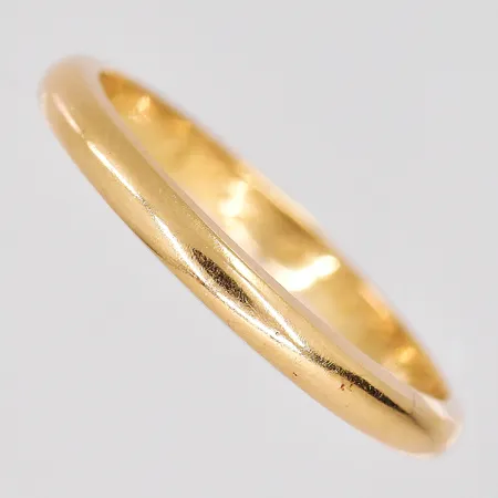 Ring stl:18¾ bredd 2mm, gravyr, 18K. Vikt: 3,5 g