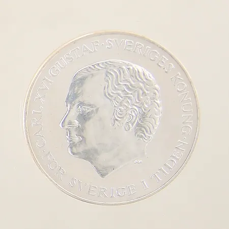 Minnesmynt 200 kronor "Ändrad succeissionsordning" år 1980 Ø36mm etui silver 925/1000 Vikt: 27 g