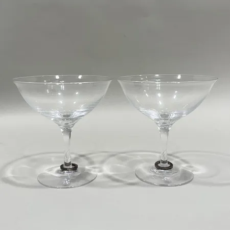 Champagnekupor Amor Vincit omnia Efva Attling för Orrefors höjd 12cm, glas, fotring dekorerad med berlock i silver 925/1000, informationsblad, originalkartong
