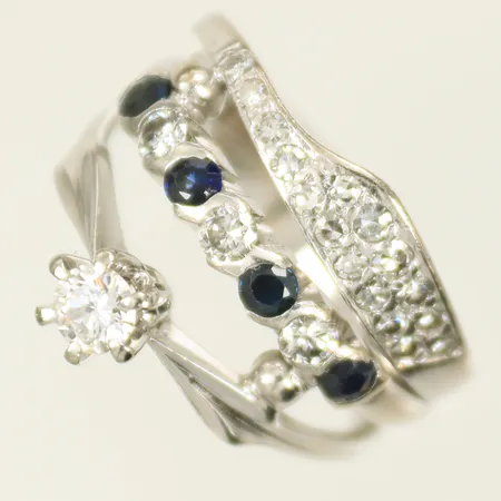 Ring med diamanter 1st x 0,19ct, 3st tot 0,18ct, 16st totalt 0,25ct och blå stenar troligen safirer stl 16½, bredd 5-13mm, gravyrer, 18K, 6,9g Vikt: 6,9 g