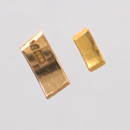 2 delar från en ring 18k   Vikt: 1 g
