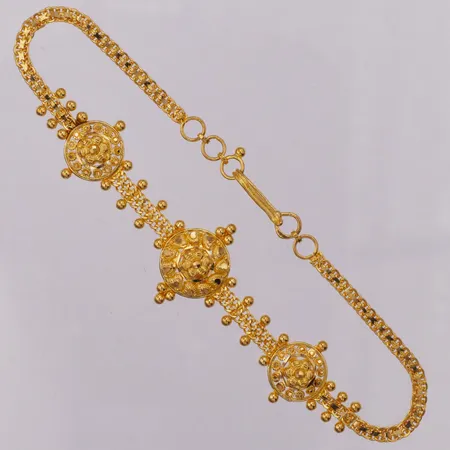 Armband med integrerade berlocker, längd ca 19,5cm, bredd 2,5-18,1mm, 22K Vikt: 6,4g Vikt: 6,4 g