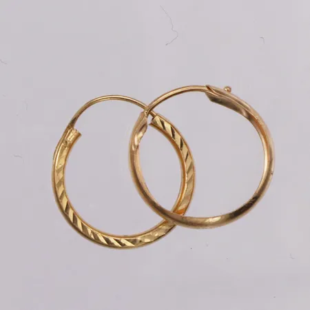 2 Örhängen, udda, 15mm, 18K Vikt: 0,8 g