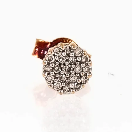 Ett udda örhänge Guldfynd Ø5mm med 19 x ca 0,005ct 8/8-slipade diamanter 18K 0,4g.
