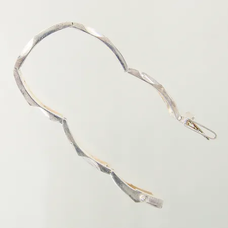 Armband med dekor Matti J Hyvärinen Finland längd 17cm bredd 17mm silver 925/1000 Vikt: 29,2 g