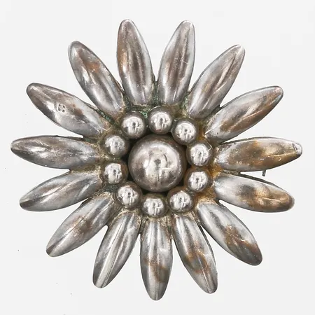 Brosch i form av en blomma, Ø 45mm, tillverkad av Per Ericsson Stilsmycken, Helsingborg 1954, silver 830/1000 Vikt: 14,3 g
