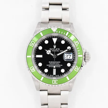 Herrur Rolex Submariner Date "Kermit", stål, automat, Ø40mm, refnr 16610LV, serienr F219172, cal 3135, ca 2003, safirglas, datum, mindre hack på vridring, något slapp länk, servicekvitto 2022-05-03 Nymans ur, fliplocklänk refnr 93250-AD10, två extra länkbitar, manual, hangtag, kvittokopia Kaplans auktioner 2021-05-26, box, ytterkartong.