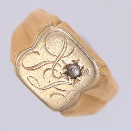 Klackring monogram vit sten stl:17, skev, 18K Vikt: 4,5 g
