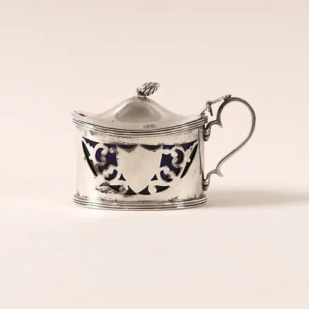 Senapsburk med blå glasinsats Robert Stebbings London, längd 5cm, bredd 8,5cm, skadad knopp, nagg i glas, silver 925/1000 Vikt: 117,3 g