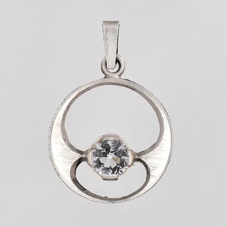 Hänge med vit sten längd 30mm, Ø22mm, silver 925/1000. Vikt: 3,3 g