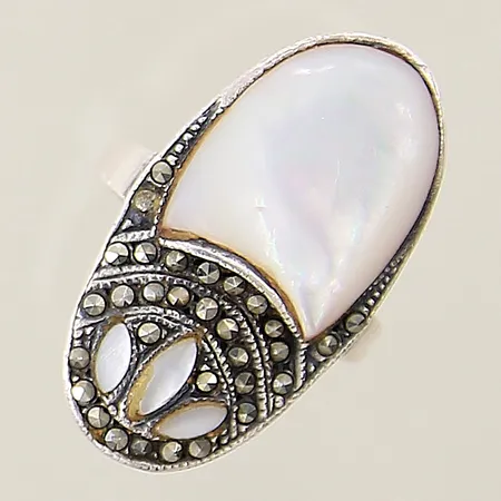 Ring med pärlemo samt markasiter stl:15 bredd 2,1-26,3mm, 1 sten saknas, skev, nagg, limrester, silver 925/1000 Vikt: 6,5 g
