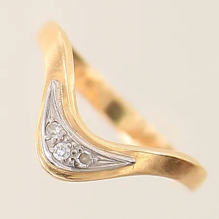 Ring med diamanter 3 x ca 0,01ct stl:15 bredd:2-5mm vitguldsfattning 18K Vikt: 2 g