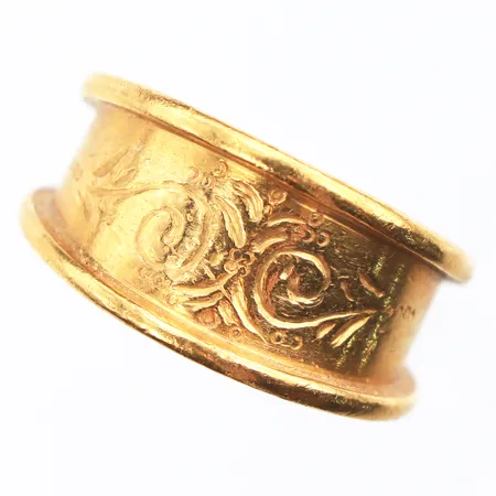 Ring mönstrad Stl:15¾, bredd: 5,7-10,5mm, gravyr, 23K Vikt: 10,6 g
