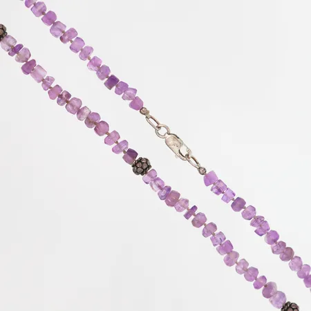 Collier med ametister och silverdetaljer, längd 41cm, bredd ca 6mm, lås i silver 925/1000 Vikt: 0 g