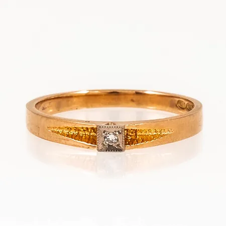 Ring med 1 x 0,01ct 8/8-slipad diamant stl:16¾ bredd 2-2,7mm, 18K 1,9g.