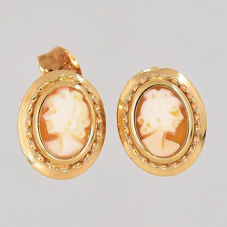 Örhängen med kamé längd 11mm, bredd 8mm, 18K. Vikt: 1,3 g