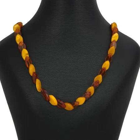 Collier Bärnsten, flerfärgade stenar, längd 70 cm, bredd 9 mm, skruvlås, stenar utan anmärkning, vikt 19,3 gram