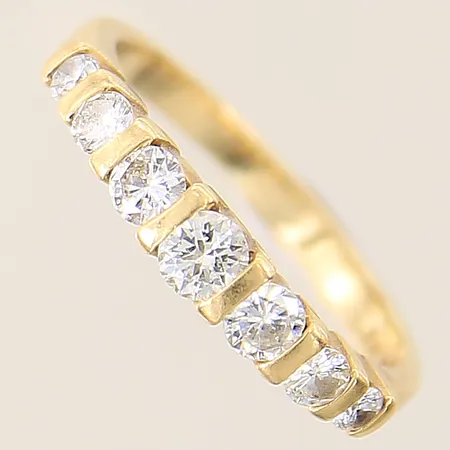 Ring med diamanter 4 x ca 0,04-0,06ct, 2 x ca 0,12ct, 1 x ca 0,18ct stl 17 bredd 2-4mm 18K Vikt: 3,1 g