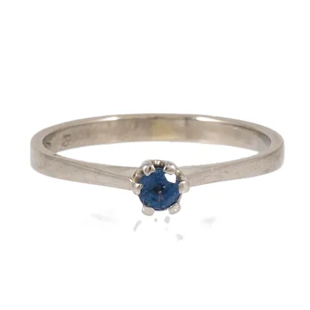 Ring med blå safir Ø ca 3mm stl:16½ bredd 2-4mm, slitage på sidan av fattning, vitguld 18K 1,7g.