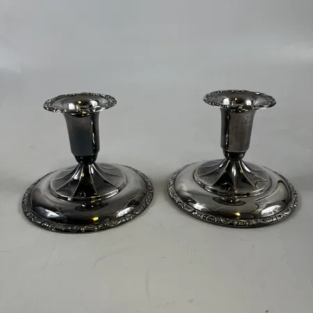 Ett par ljusstakar, höjd: ca. 7cm, fyllda bottnar, 830/1000 silver, bruttovikt: 265,8g Vikt: 265,8 g