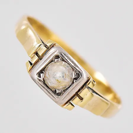 Ring med vit sten stl:16¾, bredd 2-5mm, gulguld/vitguld, 14K. Vikt: 1,8 g
