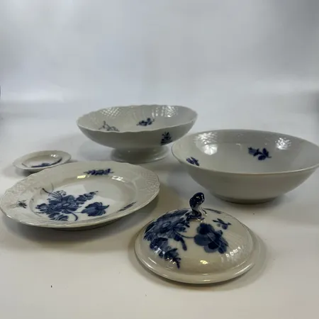 Uppsättning Blå Blomster, Royal Copenhagen, modeller: 1626, 8156, 1532, 1505, 1678,  Ø7-17,5cm, porslin,  Skickas med paket.
