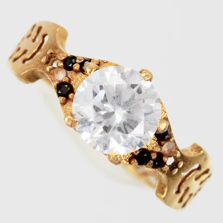 Ring med färgade stenar skev skena buckligt stl: ca 17½ 21K Vikt: 1,9 g