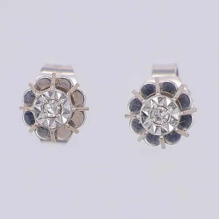 Ett par örhängen diamanter 2 x ca0,01ct 5mm Guldfynd, vitguld, 18K Vikt: 1,4 g
