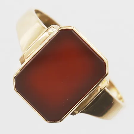 Klackring med karneol stl:19¼, bredd 2-13mm, Guldvaruhuset Aktiebolag år 1946, 18K Vikt: 4,9 g