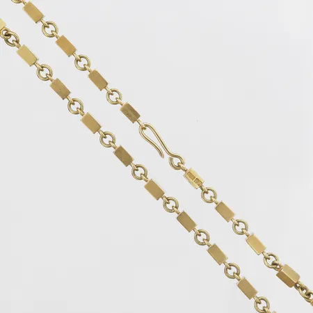 Collier Wiwen Nilsson stavkedja, längd 42cm, bredd 4mm, längd på stavarna 5mm, tillverkad i Lund år 1973, 18K guld Vikt: 33,5 g