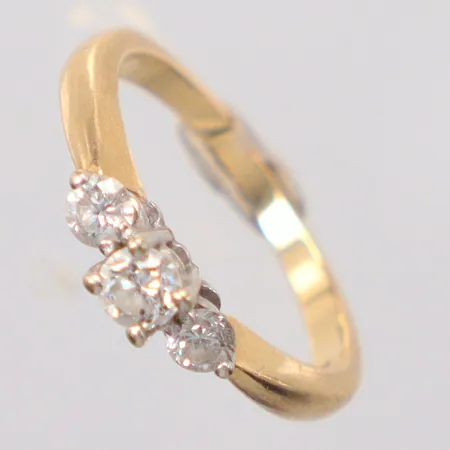 Ring diamanter 1x0,18ct TC/P3, 2x0,10ct TC/P1 stl:17½ 14k Vikt: 3,3 g