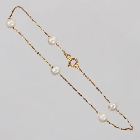 Armband med odlade sötvattenpärlor Ø: ca 5,4mm längd: ca 17,5cm bredd: ca 1mm ostämplat 21K  Vikt: 1,4 g