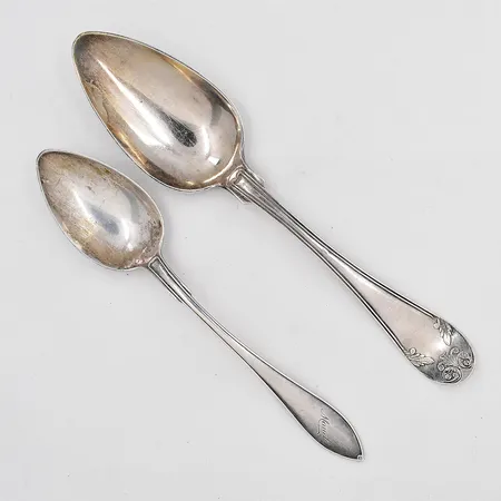 2 Skedar udda modeller längd 19-21,5cm graverade silver 830/1000 Vikt: 90,7 g