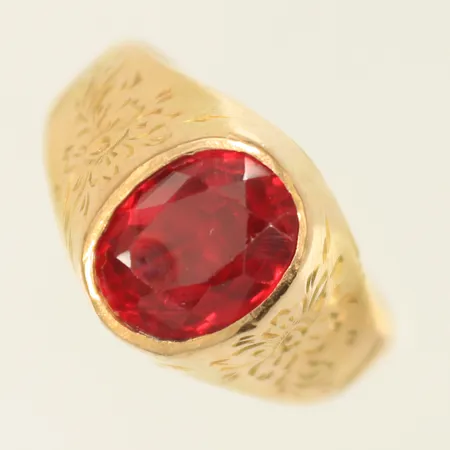 Ring med röd sten troligen rubin stl 19¼, bredd 4,5-12mm, sliten, sten något sliten, 18K, 7,8g bruttovikt