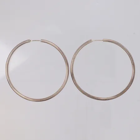 Örhängen creoler Ø6,5cm, bredd 3mm, något skeva, ostämplat silver Vikt: 17,1 g