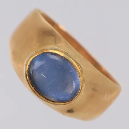 Ring med sten stl:16½, bredd 9mm, gravyr, skadad skena, ostämplad, 18K  Vikt: 7,9 g