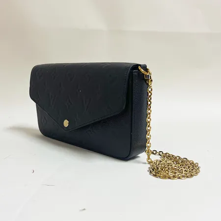 Väska Louis Vuitton Pochette Félicie, svart monogram läder, modellnr: M 82477, guldfärgade beslag, ca 21,5x12x3,5cm, kvitto 2024, inga övriga tillbehör.