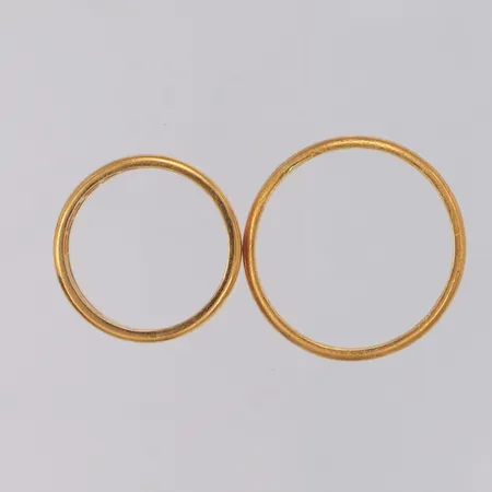 2 Ringar, graverade, 23K  Vikt: 12,2 g