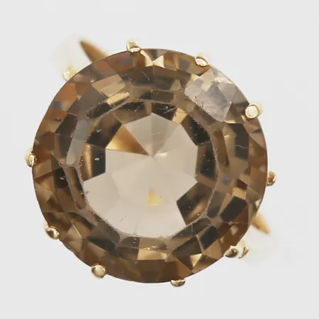 Ring med rökkvarts ca 11,00ct tillverkad av Stigbert för Heribert Engelbert, Stockholm 1973, smärre slitage på sten, stl: 17¾, 18K guld Vikt: 7,6 g